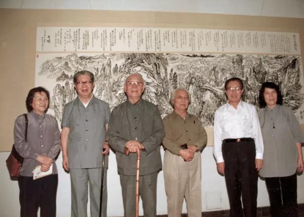 1987年,张仃画展(左起:邹佩珠,常书鸿,李可染,张仃,艾青,灰娃)